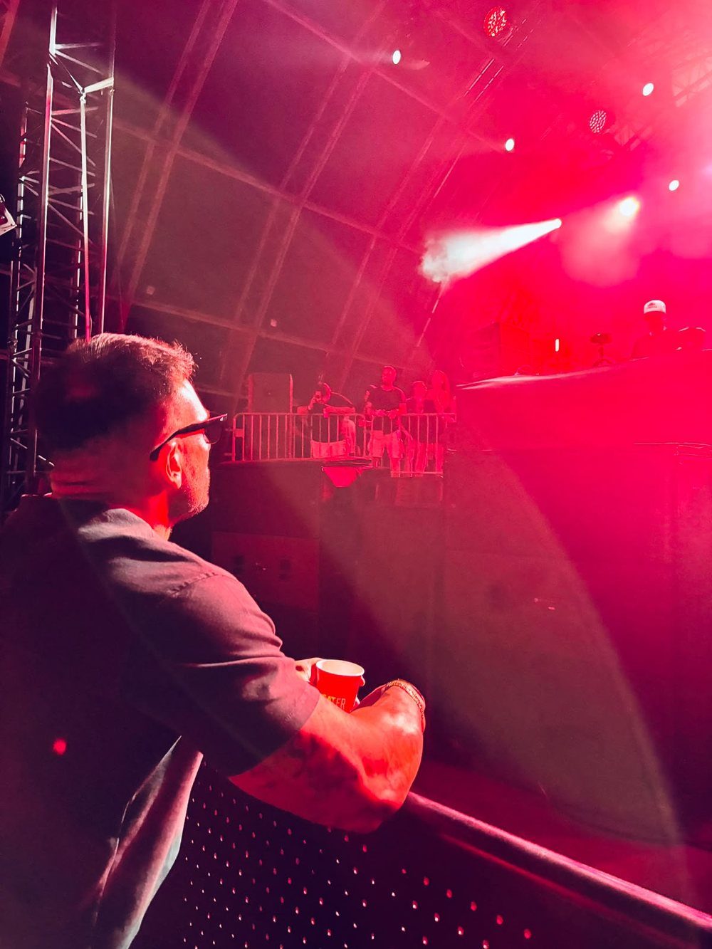 Emiliano DJ alla consolle sotto luci rosse