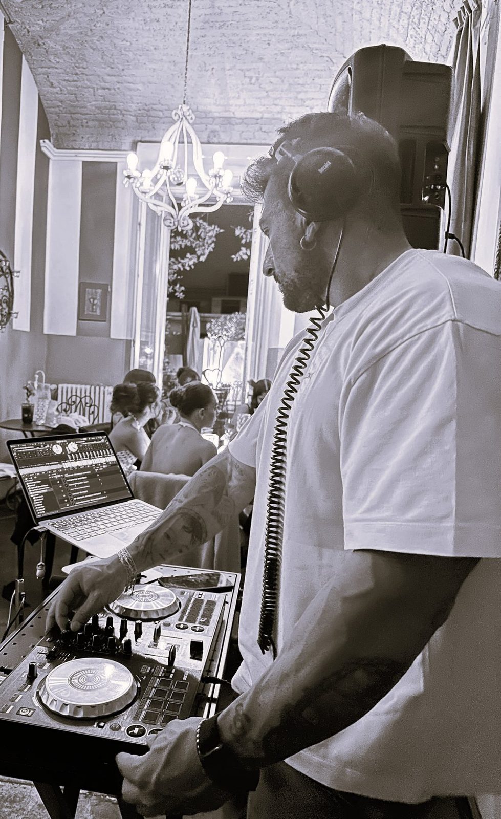 Emiliano DJ alla consolle durante un evento