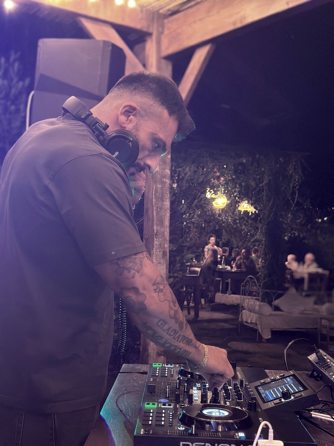 Emiliano DJ alla consolle durante una cena all'aperto
